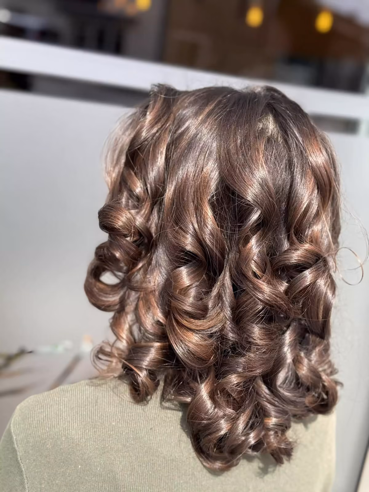 Intérieur lumineux et épuré du salon de coiffure Celest, ambiance chaleureuse